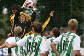 Brankář Bohemians Winter v souboji se soupeřem